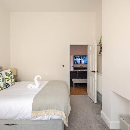 Stylish Flat In Central Location With Free Parking Swindon Esterno foto