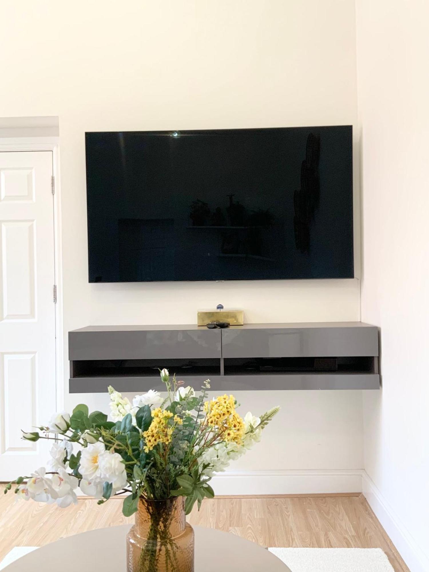 Stylish Flat In Central Location With Free Parking Swindon Esterno foto