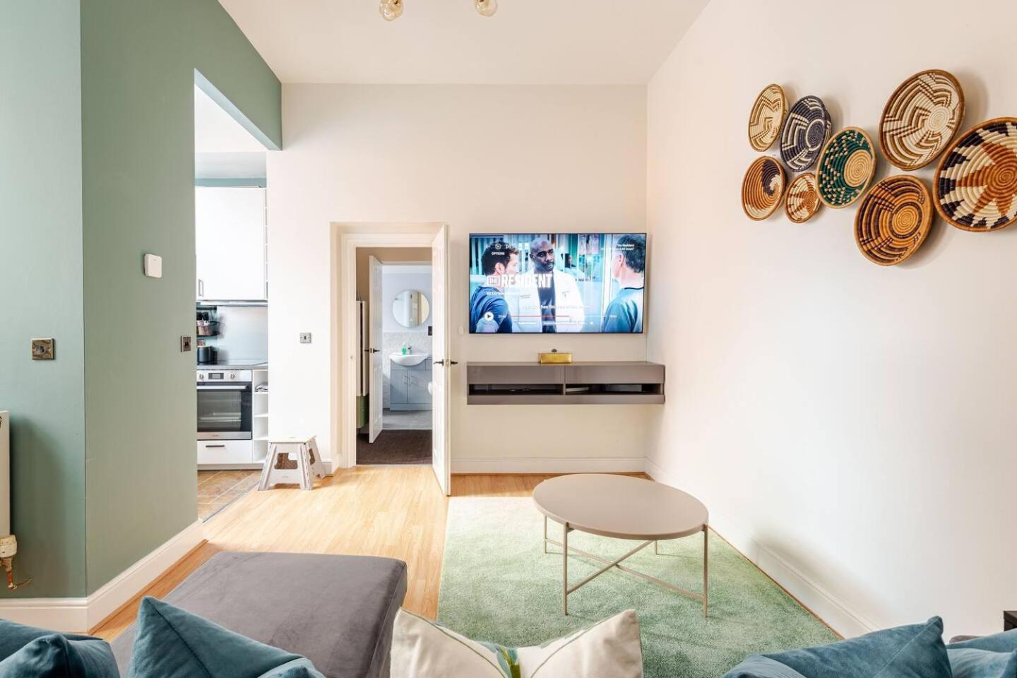 Stylish Flat In Central Location With Free Parking Swindon Esterno foto