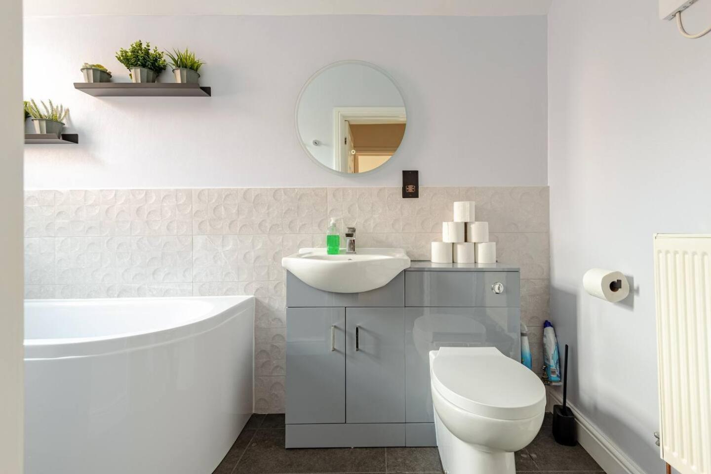 Stylish Flat In Central Location With Free Parking Swindon Esterno foto