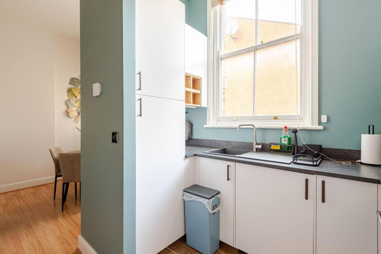 Stylish Flat In Central Location With Free Parking Swindon Esterno foto
