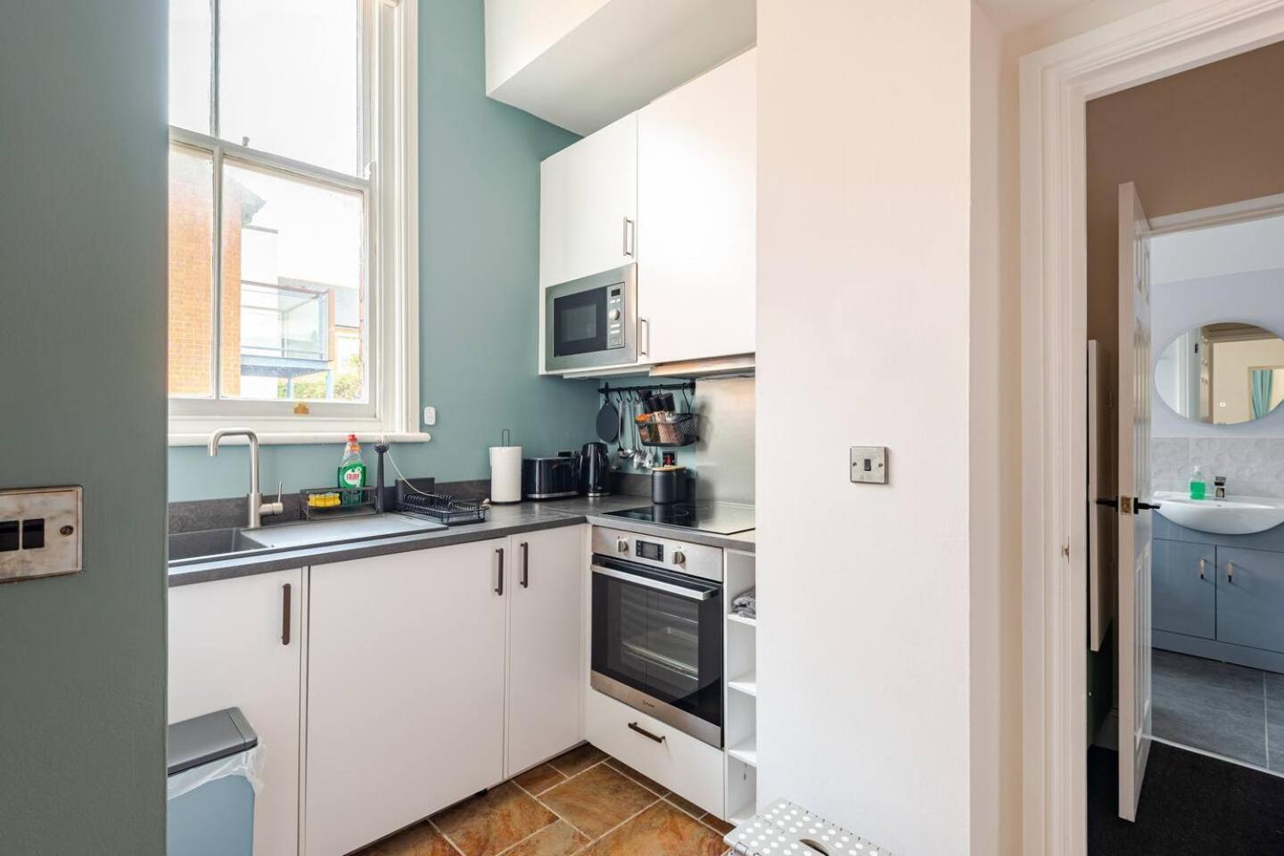 Stylish Flat In Central Location With Free Parking Swindon Esterno foto