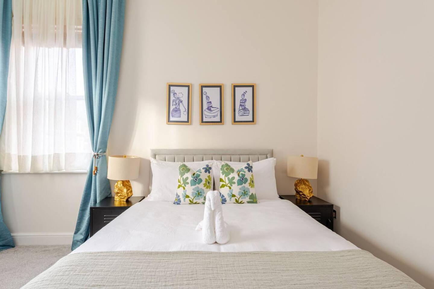 Stylish Flat In Central Location With Free Parking Swindon Esterno foto