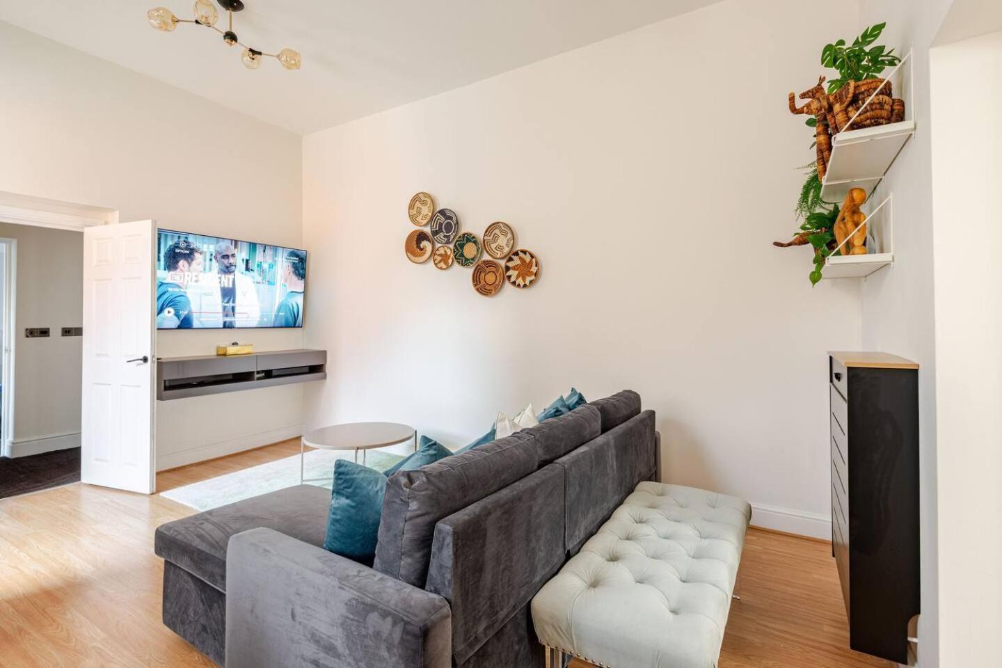 Stylish Flat In Central Location With Free Parking Swindon Esterno foto