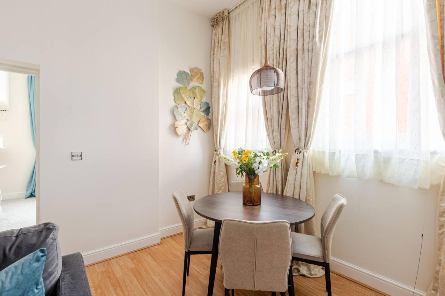 Stylish Flat In Central Location With Free Parking Swindon Esterno foto