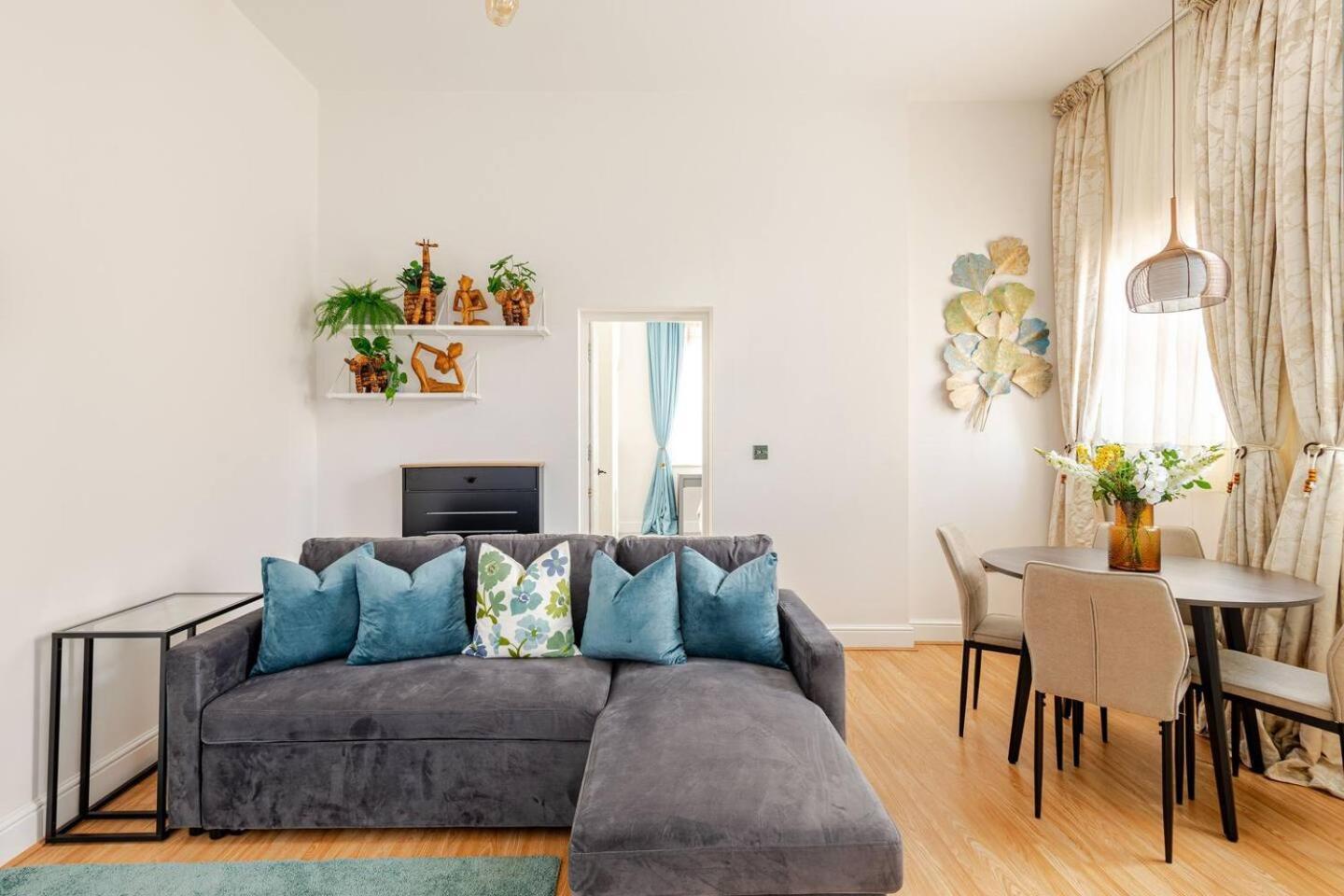 Stylish Flat In Central Location With Free Parking Swindon Esterno foto