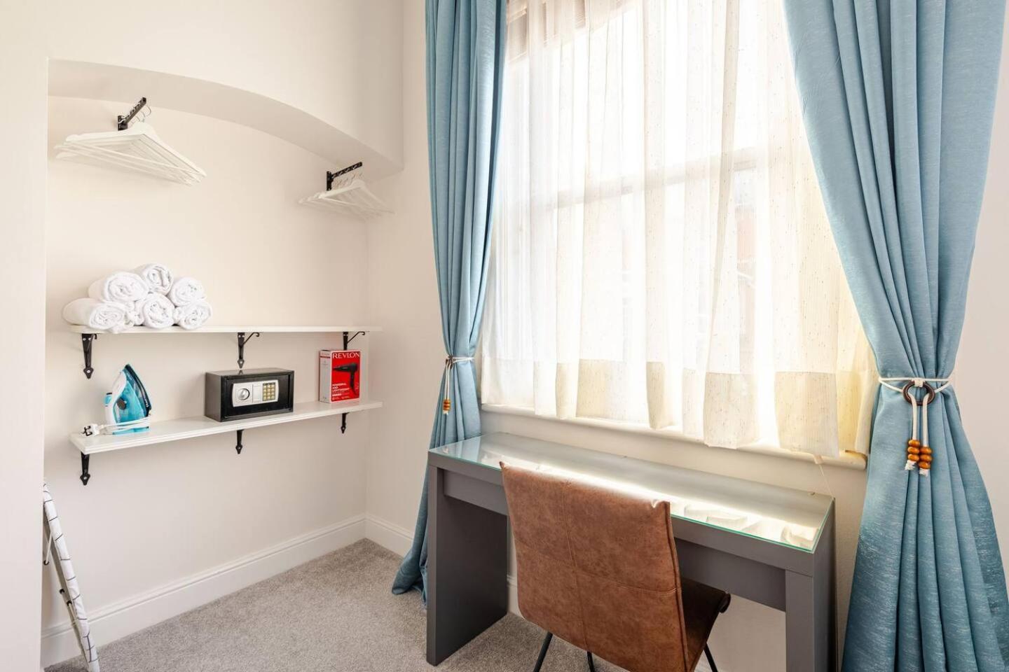 Stylish Flat In Central Location With Free Parking Swindon Esterno foto