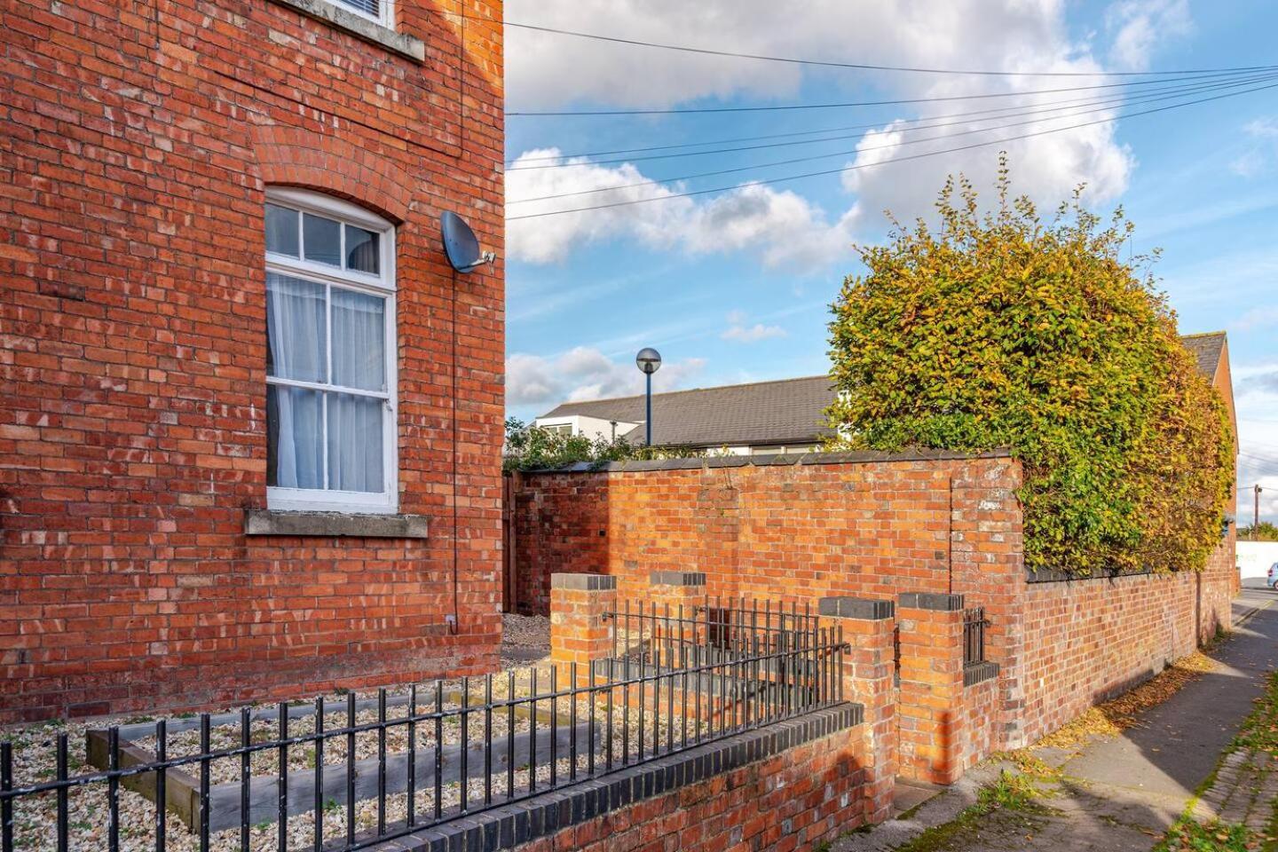 Stylish Flat In Central Location With Free Parking Swindon Esterno foto