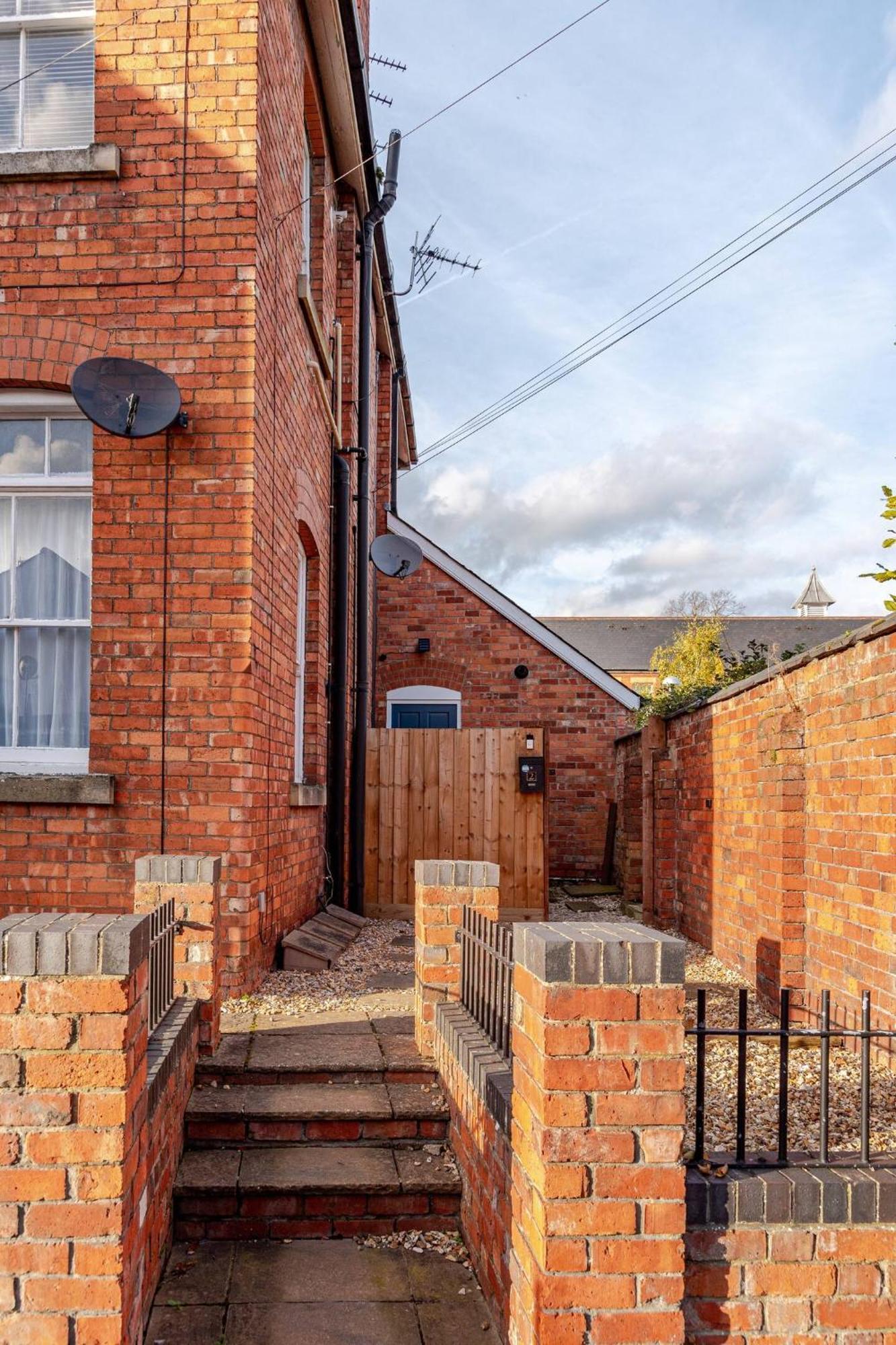 Stylish Flat In Central Location With Free Parking Swindon Esterno foto