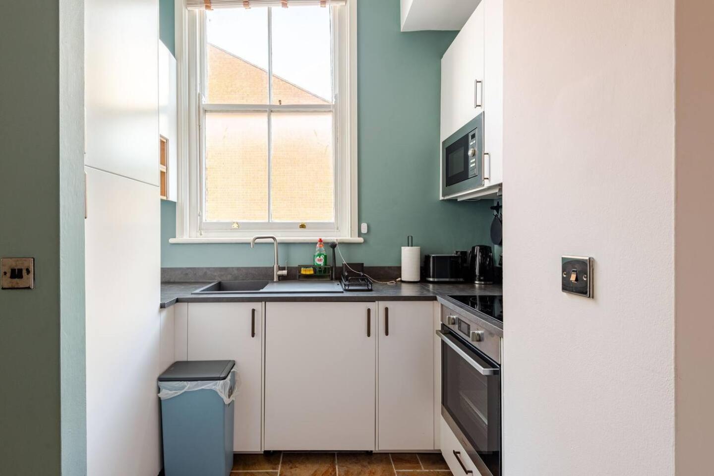 Stylish Flat In Central Location With Free Parking Swindon Esterno foto