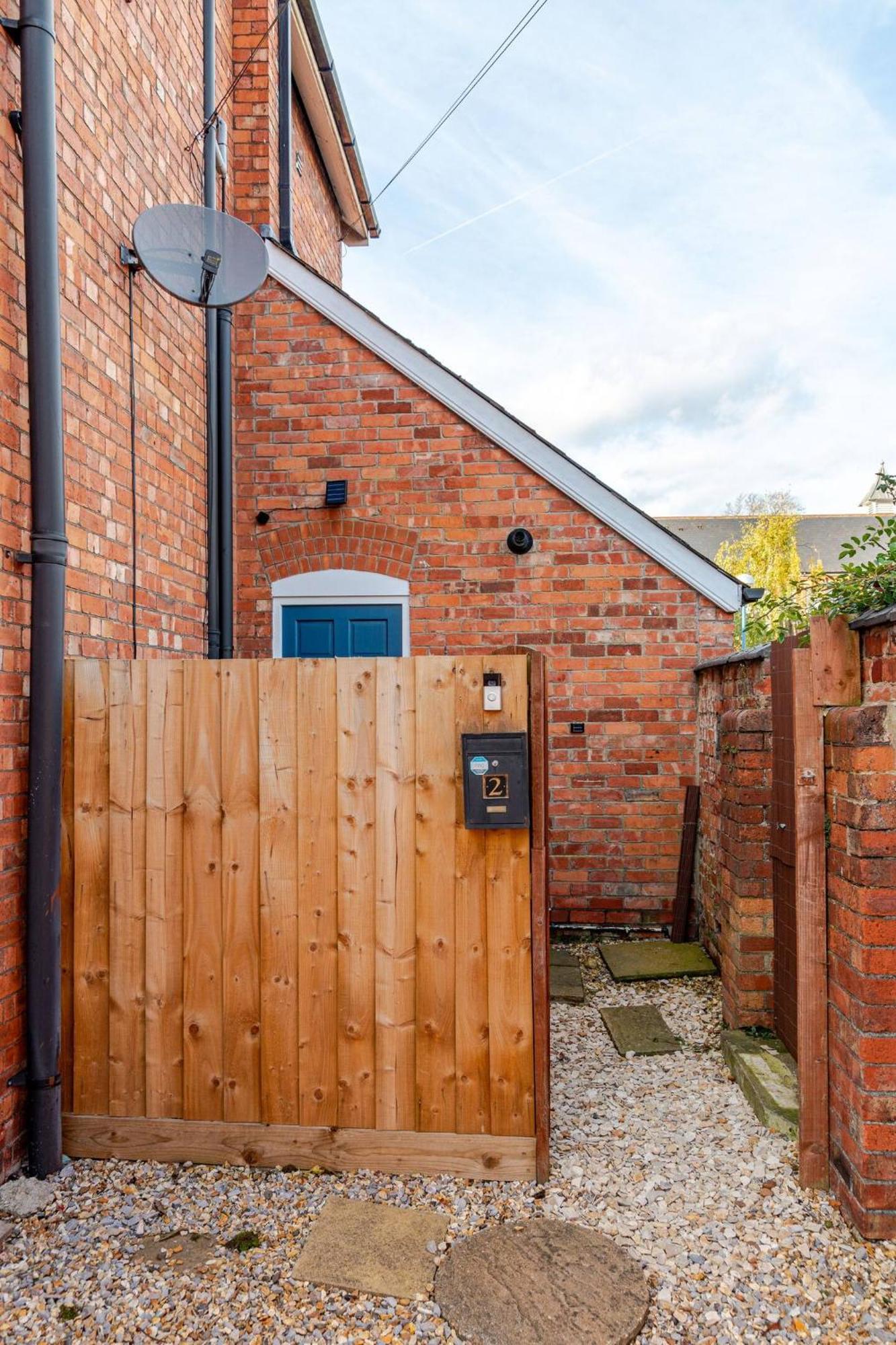 Stylish Flat In Central Location With Free Parking Swindon Esterno foto